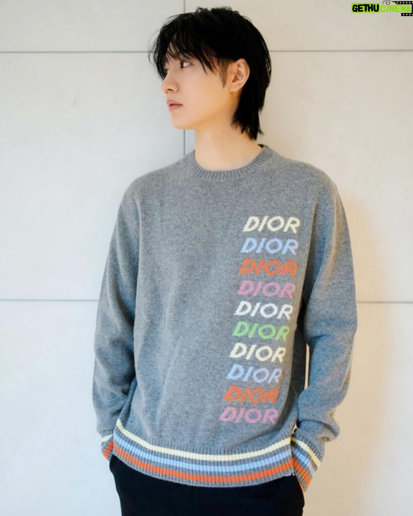 Dori Sakurada Instagram - DIOR 着心地が最高に良いディオールのウール&カシミアのセーター✨ グラフィカルに連ねたDior Multiシグネチャーが可愛いです🌈 裾と袖口のマルチカラーストライプが絶妙なバランス感で、一枚でも、シャツと合わせてもシックに着ることができそうです！ @dior✨ 素敵なバースデーギフトをありがとうございます！✨