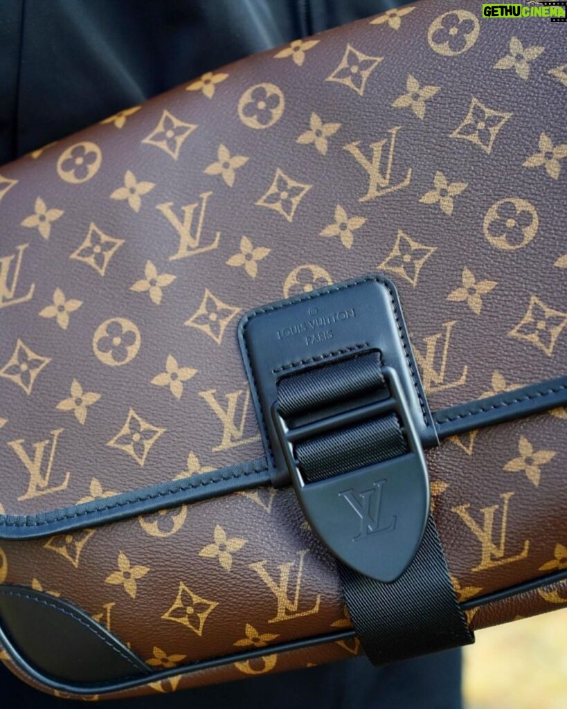 Dori Sakurada Instagram - Louis Vuitton この季節、やや荷物増えるので抜群のサイズ感です✨ 僕はタブレットが入るサイズがお気に入りになるポイントで、これなら小さめなノートパソコンも入りそうです！ ルイ・ヴィトンの象徴ともいえるモノグラムと、このブラックのショルダーベルトの組み合わせがとてもかっこよくてテンション上がります！ @louisvuitton ✨ 素敵なバースデーギフトをありがとうございます！✨