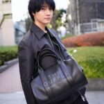Dori Sakurada Instagram – MARC JACOBS

ダッフルバッグシリーズからラージサイズが登場！
トートバッグなどと同じく柔らかく上質なフルグレインレザー✨
1泊分くらいは余裕で入るのでトラベルバッグとしても愛用します😆

素敵なホリデーギフトを贈ってくださいました🎄✨
ありがとうございます☺️