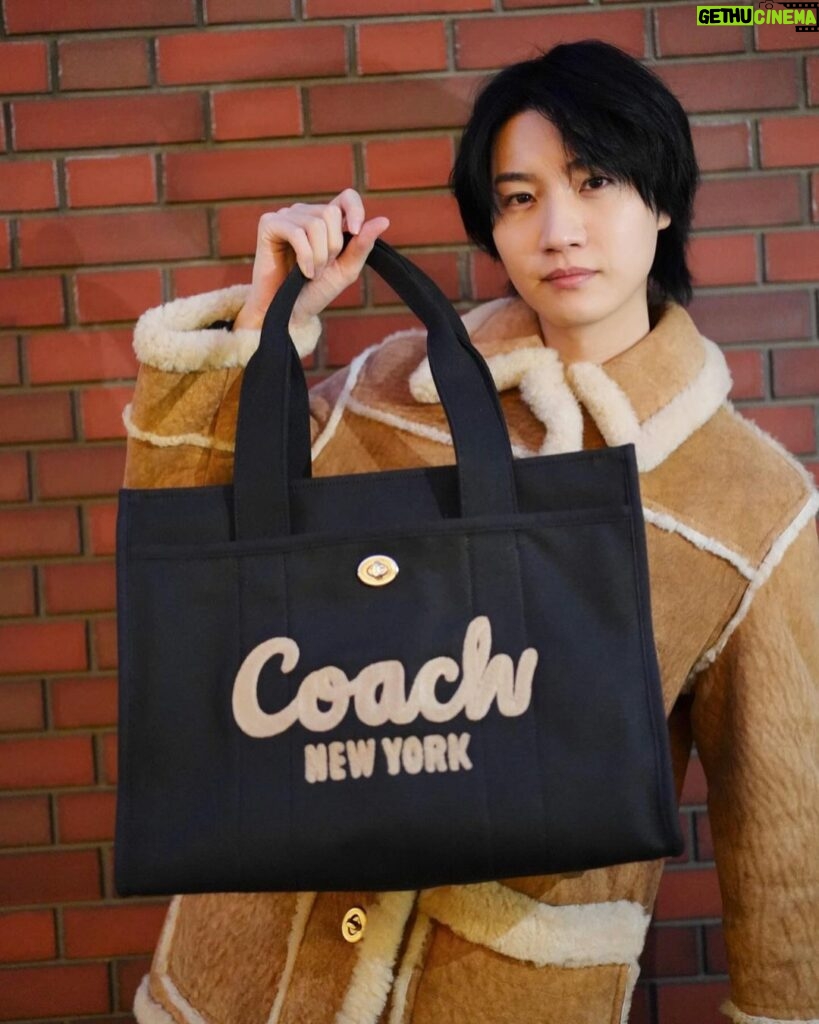 Dori Sakurada Instagram - COACH カーゴトート✨ めちゃ可愛い見た目だけではなく大容量で持ち運びたいものはほとんど収納できる実用性も抜群のバッグ！ スクリプト刺繍で入ったらブランドロゴも素敵です✨ 洋服もコーチであわせてみました😊 素敵なホリデーギフトを贈ってくださいました🎄✨ ありがとうございます☺️