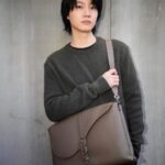Dori Sakurada Instagram – DIOR

『Dior Pillow』ブラウンのグレインドカーフスキンがあまり持っていないカラーでお気に入り！
「CD Lock」のバックル留めフラップがかっこいいです🔥

素敵なホリデーギフトを贈ってくださいました🎄✨
ありがとうございます☺️