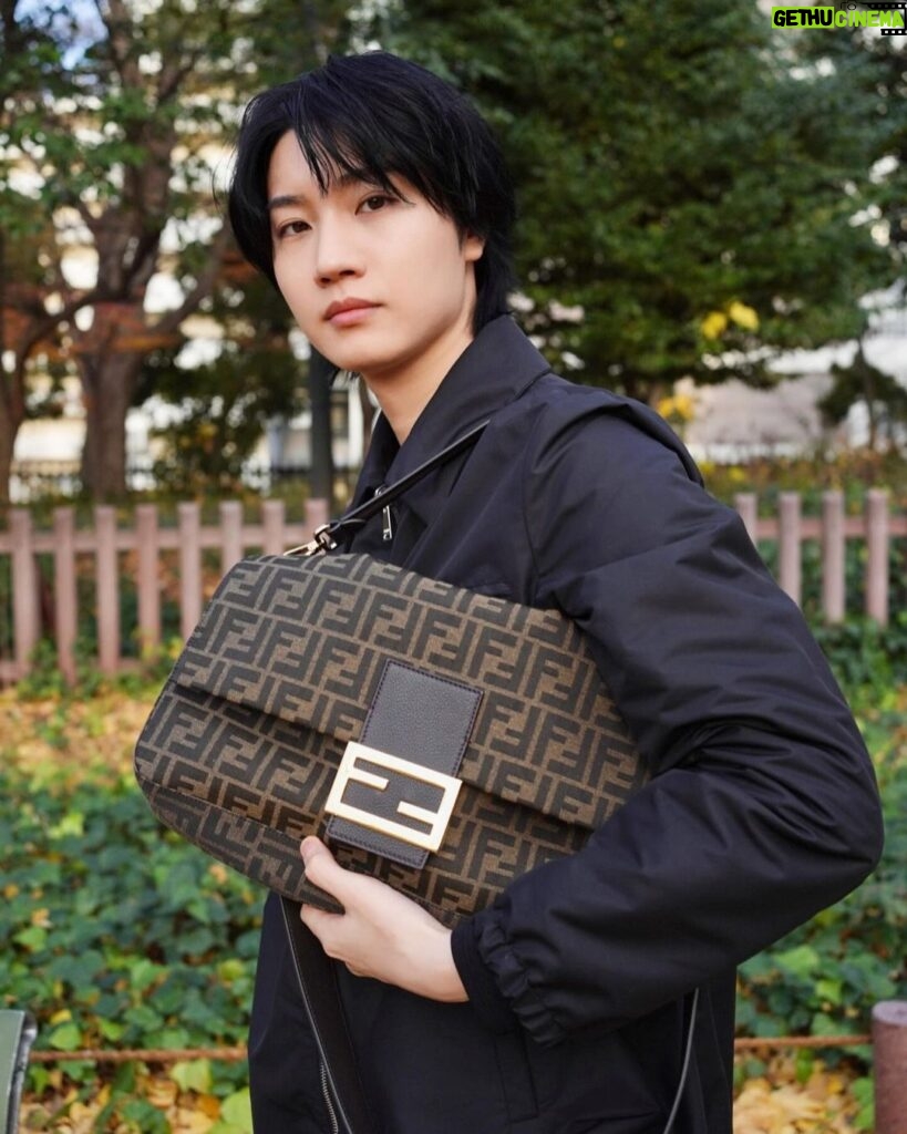 Dori Sakurada Instagram - FENDI フェンディのバゲット マキシ✨ 大きめサイズなので、デイリーのミニバッグでは入りきらないものをしっかり持ち運べる容量なのがありがたいです😌 レザーのハンドルとショルダーストラップが付いていて、どちらも取り外しも可能なので、ハンドバッグからショルダーバッグ、ボディバッグなど色んな楽しみ方ができそう！ FFロゴが際立つバッグ本体の素材はファブリックなので、上質ながらも柔らかい雰囲気もあり、愛用したくなるアイテムです💎 @FENDI✨ 素敵なバースデーギフトをありがとうございます！✨