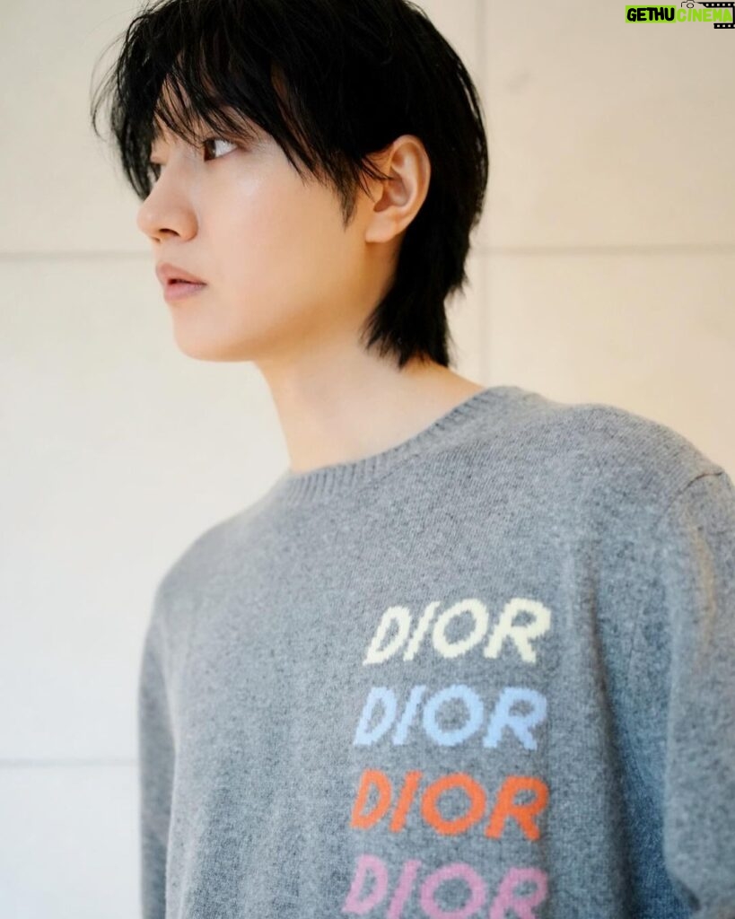 Dori Sakurada Instagram - DIOR 着心地が最高に良いディオールのウール&カシミアのセーター✨ グラフィカルに連ねたDior Multiシグネチャーが可愛いです🌈 裾と袖口のマルチカラーストライプが絶妙なバランス感で、一枚でも、シャツと合わせてもシックに着ることができそうです！ @dior✨ 素敵なバースデーギフトをありがとうございます！✨