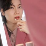 Dori Sakurada Instagram – RMK

4月5日に新発売されるRMKの『デューイーメルト リップカラー』のローンチイベントに参加してきました！

この『デューイーメルト リップカラー』は、澄み切った発色と艶に注目したもので、全12色で展開されるのですが、唇に塗ると温度で柔らかく溶けてしっかりフィットしてくれます！
リップをふっくらと演出してくれ、驚いたのはドリンクを飲んだ時にグラスにリップの色が移らず、しっかりキープしてくれました✨

さらに美容成分も含まれており、うるおいを保ちながら、つけたての仕上がりが長時間持続します！
絶妙なくすみ感のあるカラーバリエーションで、青みピンクのカラーにも、細かいゴールドのラメが入っていたりするので、パーソナルカラーにとらわれずに好きなアイテムをセレクトして楽しめます💄

同時に登場する『リップベースライナー』は、ソフトマットな質感で縁取り＆面で塗ることができる優れもの、オイルトリートメント発想の『Wトリートメント クレンジングバーム』は体温でスッと溶けて美容成分たっぷりでメイクをオフしてくれます！
クレンジングバームも先に使用させていただいたのですが、とても気に入りました！

ちなみに僕は10の『サクラ シーン』というカラーを塗りました🌸
発色良く、自然に唇に色を付けてくれてお気に入りでした✨

色々と試させていただいて『デューイーメルト リップカラー』はかなり人気になると思いました…！
手に入れたい方はお早めにチェックしてみてください❣️

@rmkofficial #PR