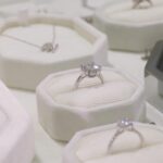 Dori Sakurada Instagram – SWAROVSKI

スワロフスキーから、ダイヤモンドが生成される自然のプロセスを再現した革新的な製法で作られた『ラボラトリー・グロウン・ダイヤモンド』を使用したコレクション『Created Diamonds』が誕生しました！

この『ラボラトリー・グロウン・ダイヤモンド』は科学的、物理的、光学的属性のすべてにおいて、採掘されたダイヤモンドとまったく変わらないダイヤモンドとなっていて、さらに生成、カット、研磨の全プロセスとジュエリーの製造工程のすべてにおいて100%再生エネルギーが使用されている、環境にも配慮されている特別なダイヤモンドになっています💎

選択肢を広げながら、クオリティも重視できる、現代において本当に素晴らしいコレクションが誕生したと思いました！

実際にコレクションを拝見した際も、革新的な製法への感動もしながらも、ただ純粋にコレクションの持つエネルギーや魅力、その輝きに心を奪われてしまいました✨
僕は素敵なダイヤモンドのリングをあえてピンキーリングにする合わせ方がお気に入りでした☺️

スワロフスキー銀座店も本当に美しく洗練された空間で、いるだけで気持ちが輝き晴れやかになるので、新たなコレクションと共に是非見に行ってみて下さい！✨

@swarovski #Swarovski #SwarovskiCreatedDiamonds #スワロフスキージュエリー #PR