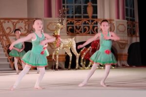 Dorit Kemsley Instagram - My baby girl’s first ballet recital The Nutcracker. 😍🎄🥹🩰 
I couldn’t be more proud of how determined and passionate Phoenix has been since starting ballet just over 5 weeks ago! 
She was the last student to join the academy and since then I’ve watched her dedication and excitement transform into pure joy and focus on being the best she could be.
I for sure felt like I was more nervous than she was, as I sat in the audience, watching my precious little girl perform for hundreds of people. Tears of joy rolling down my cheeks, as any proud parent would understand. I not only felt an immense sense of pride but equally so, have felt inspired in the best way possible. 
I’m so grateful we get to share these occasions with my sister and her family. It makes these moments feel even more special.
Bravo principessa we are all so proud of you! 💖🩰✨