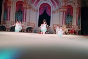 Dorit Kemsley Instagram - My baby girl’s first ballet recital The Nutcracker. 😍🎄🥹🩰 
I couldn’t be more proud of how determined and passionate Phoenix has been since starting ballet just over 5 weeks ago! 
She was the last student to join the academy and since then I’ve watched her dedication and excitement transform into pure joy and focus on being the best she could be.
I for sure felt like I was more nervous than she was, as I sat in the audience, watching my precious little girl perform for hundreds of people. Tears of joy rolling down my cheeks, as any proud parent would understand. I not only felt an immense sense of pride but equally so, have felt inspired in the best way possible. 
I’m so grateful we get to share these occasions with my sister and her family. It makes these moments feel even more special.
Bravo principessa we are all so proud of you! 💖🩰✨