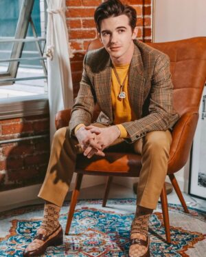 Drake Bell Instagram - Happy People are Refreshing. You’ll find that life is still worth while if you just Smile. 😊