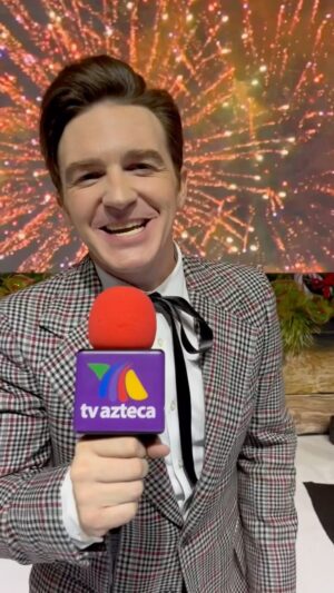 Drake Bell Instagram - ¡Un mensaje muy importante de @drakebell! 😎👌✨
#NuestroMomento2024
🔴 EN VIVO por 📲 https://bit.ly/AñoNuevoTVAzteca
