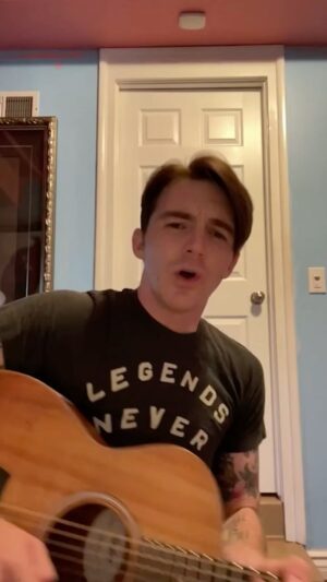 Drake Bell Instagram - Gracias por sus sugerencias, decidí grabar esta canción del gran @juanes