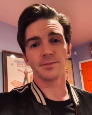Drake Bell Instagram - Lamento mucho anunciar que mis próximos shows en México serán pospuestos.
Me siento muy triste de no poder visitarlos, pero lo más importante es nuestra salud.
Anunciaremos nuevas fechas pronto. Estén pendientes.