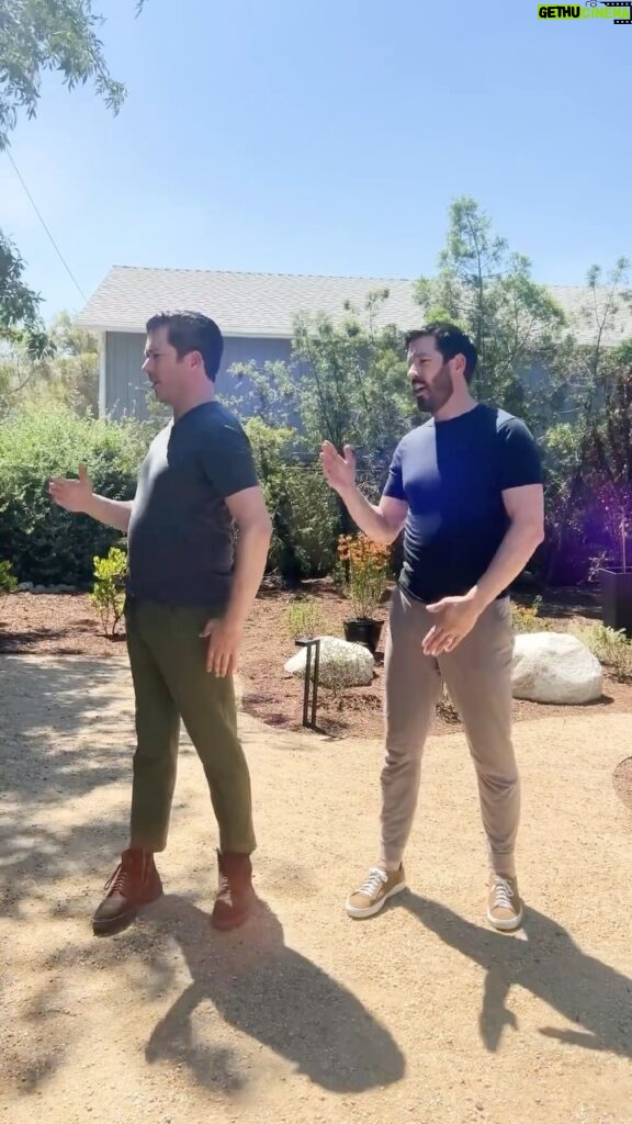 Drew Scott Instagram - Boom, boom, shake, shake your way over to @HGTV on January 1st for the season premiere of #CelebIOU!