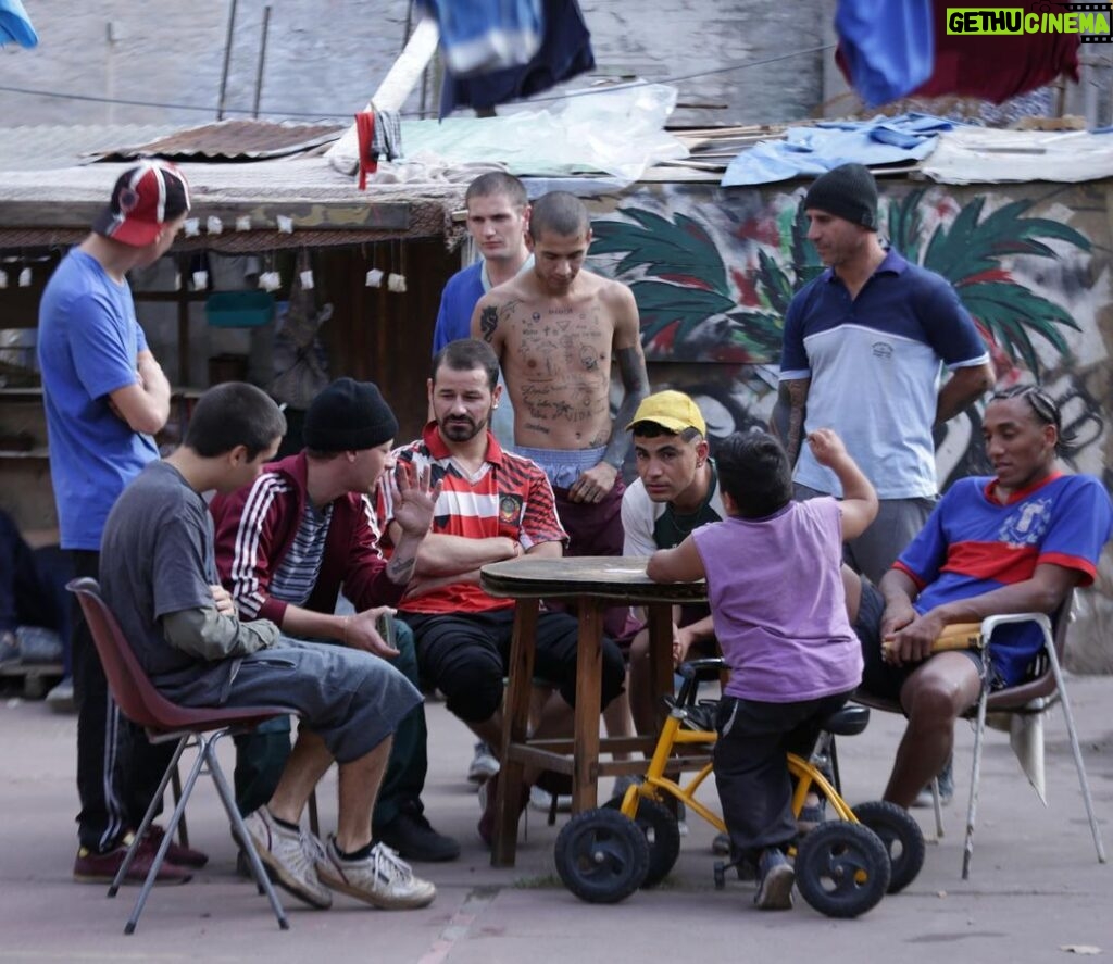 Dtoke Instagram - La banda está planeando alguna jugada, hoy a las 22HS no te pierdas el capituló 2 de #elmarginal3 Etiqueta a tus amigos con los armarías tu banda Ph @conylagreca @tv_publica @somoscontar @undertransmedia San Onofre