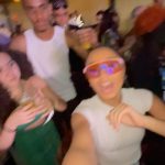 Duda Pimenta Instagram - Pensa numa noite linda gente 🗣️🗣️🗣️ Rolê com os melhores e show de milhões do @leosantana , me joguei e não foi pouco. Quero agradecer a @hellogroup_ pelo convite, foi incrível, rolou até foto com o Léo acho que nunca me senti tão baixinha na vida 😂 Obg tbm @umusicbrasil por essa oportunidade incrível, vcs arrasaram dms.