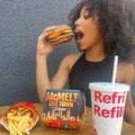 Duda Pimenta Instagram - Começou a pré-venda do novíssimo, do épico, do maravilhoso McMelt The Town e é óbvio que eu já garanti o meu através do App do Méqui, com frete grátis ainda por cima bby! Tá esperando o que? Corre já e garanta o seu também. McMelt The Town, o sanduíche exclusivo do maior festival de música do ano, simplesmente irresistível 🍔🍔🍔 #MéquiNoTheTown #McMeltTheTown @mcdonalds_br #publi