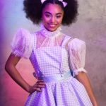 Duda Pimenta Instagram - Olha nossa Dorothy @dudapimenta vindo além do arco-íris para dar esse recado super importante! 🌈 Estreia em 22 de julho no Teatro Procópio Ferreira. 💚 Ingressos disponíveis no site omagicodeozmusical.com.br, link na bio. 👠 Horários: • quinta e sexta-feira - 20h; • sábado -15h30 e 19h30; • domingos - 15h30 e 19h30. #omágicodeoz #omagicodeoz #thewizardofoz #teatromusical #musical #teatro #culturaSP