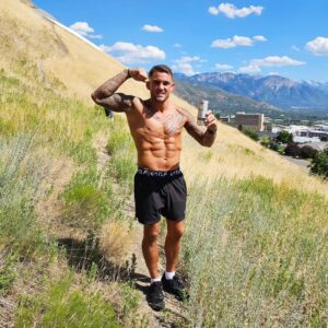 Dustin Poirier Instagram - Huge thanks to @celsiusofficial for hooking up me and my team here in Utah 👊

#PaidInFull #ElDiamante #celsius #livefit