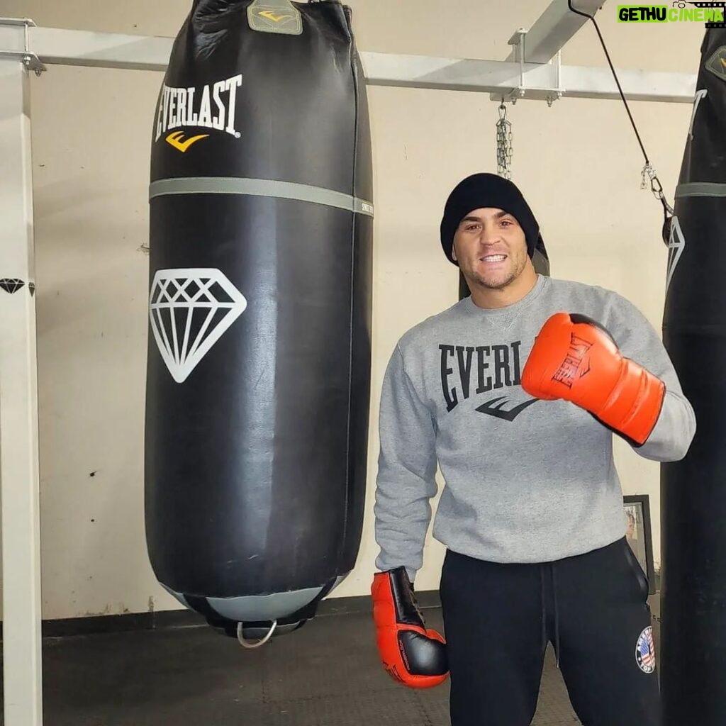 Dustin Poirier Instagram - A little boxing on a cold Louisiana day! @everlast #ElDiamante #PaidInFull