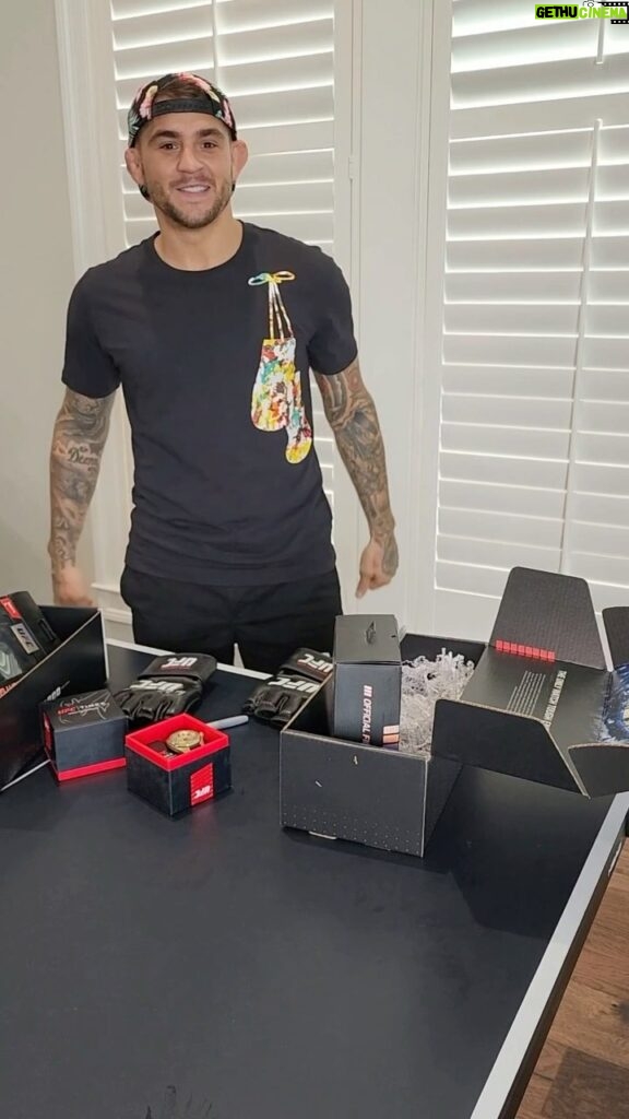 Dustin Poirier Instagram - 𝐆𝐈𝐕𝐄𝐀𝗪𝐀𝐘 📣 ⁣ ⁣ This weekend only, we’re giving away two Timex x UFC watches that come in boxes signed by @dustinpoirier himself, PLUS 2 pairs of signed @UFC gloves. 🤩 ⁣ ⁣ To enter:⁣ 🥊 Follow @Timex and @dustinpoirier ⁣ 🥊 Tag a friend in the comments who loves UFC⁣ 🥊 Like and share this post to Stories for bonus points ⁣⁣⁣ ⁣ 𝘈𝘭𝘭 𝘦𝘯𝘵𝘳𝘪𝘦𝘴 𝘢𝘳𝘦 𝘴𝘶𝘣𝘫𝘦𝘤𝘵 𝘵𝘰 𝘚𝘱𝘰𝘯𝘴𝘰𝘳’𝘴 𝘛𝘦𝘳𝘮𝘴 𝘢𝘯𝘥 𝘊𝘰𝘯𝘥𝘪𝘵𝘪𝘰𝘯𝘴, 𝘸𝘩𝘪𝘤𝘩 𝘤𝘢𝘯 𝘣𝘦 𝘧𝘰𝘶𝘯𝘥 𝘢𝘵 𝘣𝘪𝘵.𝘭𝘺/2𝘝𝘓1𝘊𝘉𝘔. 2 𝘸𝘪𝘯𝘯𝘦𝘳𝘴 𝘸𝘪𝘭𝘭 𝘣𝘦 𝘢𝘯𝘯𝘰𝘶𝘯𝘤𝘦𝘥 𝘰𝘯 𝘔𝘰𝘯𝘥𝘢𝘺, 𝘋𝘦𝘤𝘦𝘮𝘣𝘦𝘳 19 𝘪𝘯 𝘰𝘶𝘳 𝘚𝘵𝘰𝘳𝘪𝘦𝘴.⁣⁣⁣⁣⁣⁣⁣⁣⁣⁣⁣⁣⁣ ⁣ Good luck! ⁣ ⁣ #Timex #Giveaway #UFC