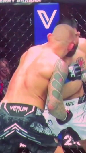 Dustin Poirier Instagram - Gotta stay hydrated out there! 

🎥- @studioflows_la 

#PaidInFull #ElDiamante