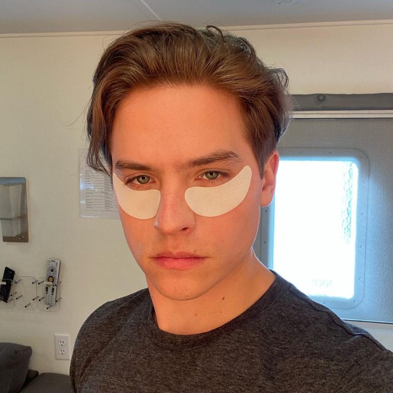 Dylan Sprouse Instagram - Back on set, back to puffy eyes