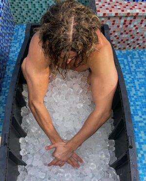 Dylan Thiry Instagram - J-4 Avant le combat 🥊 
Rien de mieux qu’un bain de glace pour récupérer ! 🧊🧊🧊