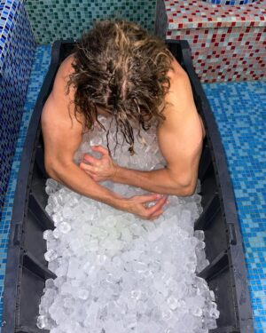 Dylan Thiry Instagram - J-4 Avant le combat 🥊 
Rien de mieux qu’un bain de glace pour récupérer ! 🧊🧊🧊