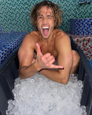 Dylan Thiry Instagram - J-4 Avant le combat 🥊 
Rien de mieux qu’un bain de glace pour récupérer ! 🧊🧊🧊