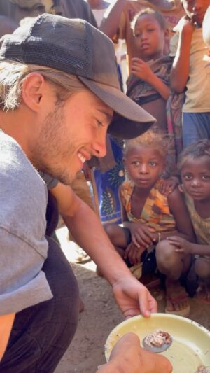Dylan Thiry Instagram - Ici on ne gaspille absolument rien… N’oublions jamais la chance que nous avons de pouvoir manger plusieurs fois par jour ! @pournosenfants.ong