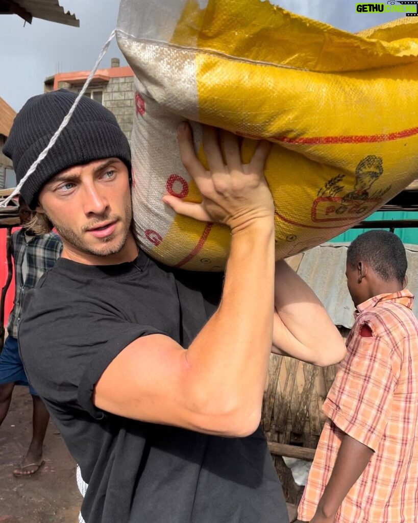 Dylan Thiry Instagram - Jusqu’à mon dernier souffle, j’œuvre pour plaire à mon créateur avant quiconque 🤲🏼 @pournosenfants.ong Madagascar