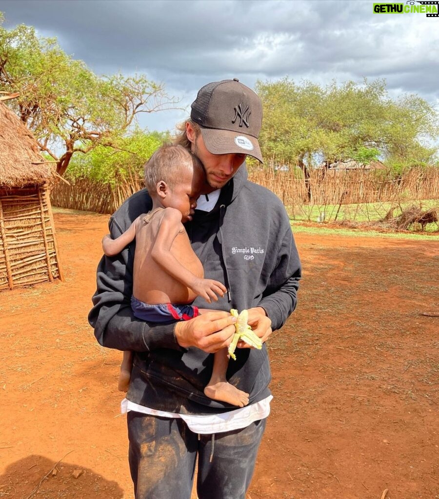 Dylan Thiry Instagram - Je promets de ne pas te lâcher mon garçon je suis avec toi et à tes côtés même si le monde s’y oppose ! @pournosenfants.ong 🌍