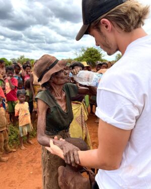 Dylan Thiry Instagram - S.O.S 

Je savais où j’allais, je savais que cela aller être dur mais là c’est même plus humain… 

Comment peut on vivre comme si tout aller bien alors qu’à l’heure actuelle, des bébés, des BÉBÉS et des ENFANTS meurent de faim, ils sont littéralement en train de mourir tellement qu’ils sont affamés ! 

J’ai l’impression d’écrire dans une autre langue ! 
Des gens meurs de faim et en tant qu’humain on se doit tous de faire quelque chose pour cette population ! 🇲🇬

⚠️ PARTAGER MASSIVEMENT ET INTENSÉMENT SVP QUE CELA SORTE DANS TOUS LES MÉDIAS ET QU’ILS SE BOUGENT AU PLUS VITE ! 

Ils n’ont pas besoin de nous aujourd’hui, ni demain ils avaient besoin de nous hier ! @pournosenfants.ong