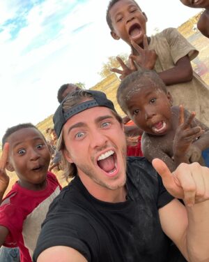 Dylan Thiry Instagram - Avec mes gars, nous on est ensemble ça bouge pas 👊🏾😍 @pournosenfants.ong merci beaucoup