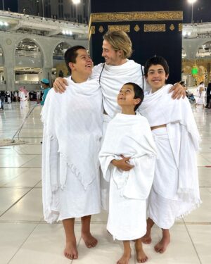 Dylan Thiry Instagram - Jummah Mubarack

Qu’Allah accepte le OMRA de moi et mes frères Insh’Allah 🤲🏼🕋
