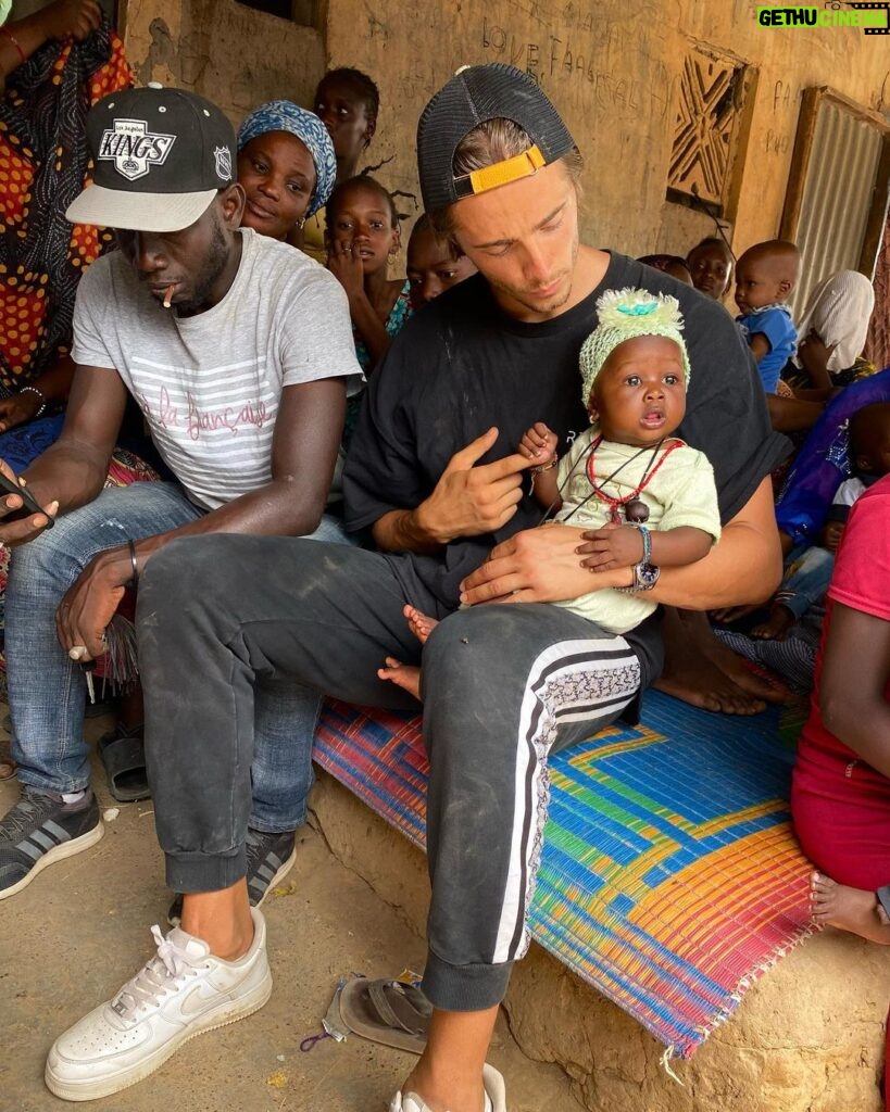 Dylan Thiry Instagram - POUR NOS ENFANTS 👧🏾 👦🏼 🧒🏽 👶🏻 Après tous les signes que j’ai reçu durant mes voyages humanitaires, je pense qu’il est enfin temps pour moi d’ouvrir ma propre association. Le but de cette association sera d’aider nos enfants de demain, mais pas que, n’oublions pas les animaux, la protection de la nature, prendre soin des personnes plus âgées… j’ai longuement réfléchi avant de prendre cette décision mais je pense qu’il est temps avec l’envie et le besoin que j’ai d’aider autrui depuis mon plus jeune âge. Déjà en tant que ancien militaire, puis nous sommes humains alors autant faire preuve d’humanité ! C’est donc normal qu’aujourd’hui, je sois à la tête d’une association humanitaire. L’association aura un avocat un juridique, une cagnotte certifié avec un huissier agréé. Tout sera 100 % légal et réglo pour que nous ayons aucun reproche de quiconque. Hâte que l’aventure commence… C’est tous ensembles que nous pourrons modifier le monde, alléger le quotidien des plus démunis, donner l’exemple à la jeune génération. Prochaine destination : Sénégal ou Madagascar ? 🇸🇳 🇲🇬 @pournosenfants_ Senegal