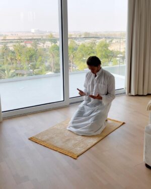 Dylan Thiry Instagram - Bon Joumou’ah tous 🤲🏼🇲🇦 

Tu veux réussir, prie 
Tu veux avancer, prie 
Tu veux voyager, prie
Tu veux conquérir, prie 
Tu veux de la stabilité, prie
Tu veux des miracles, prie 
Tu veux une promotion, prie 
Tu veux le travail, prie 
Tu veux des enfants, prie
Tu veux le mariage, prie
Tu veux la guérison, prie