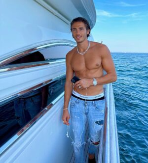 Dylan Thiry Instagram - À votre avis où suis-je ? 🛥 
Je vous souhaite à tous un bon dimanche vous me manquez fort la famille 💙