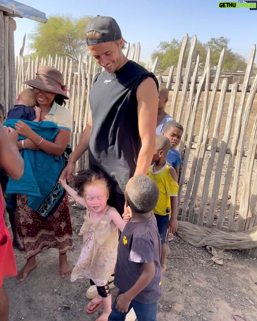 Dylan Thiry Instagram - Je préfère voir cette maman pleurer des larmes de joie que de tristesse 😍🥺 Voici ma plus grande priorité de vie pour ces jours à venir : cette famille, cette maman qui m’ont extrêmement touché par ses paroles et ses larmes. Aujourd’hui le grand jour est arrivé, nous allons commencer les travaux de sa nouvelle maison pour elle et ses enfants, pour leur foyer, un confort, une sécurité, un toit, un nouveau départ les attend bientôt… Une renaissance pour eux et un soulagement qu’elle mérite. @pournosenfants.ong Madagascar