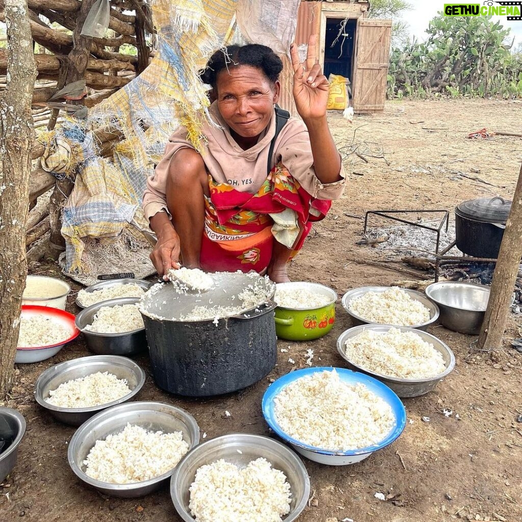 Dylan Thiry Instagram - La barrière de la langue n’est parfois qu’un détail… Par un regard ou par un sourire, il peut y avoir tellement de partages et d’émotions. 🇲🇬😍 #madagascar Madagascar