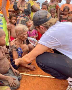 Dylan Thiry Instagram - S.O.S 

Je savais où j’allais, je savais que cela aller être dur mais là c’est même plus humain… 

Comment peut on vivre comme si tout aller bien alors qu’à l’heure actuelle, des bébés, des BÉBÉS et des ENFANTS meurent de faim, ils sont littéralement en train de mourir tellement qu’ils sont affamés ! 

J’ai l’impression d’écrire dans une autre langue ! 
Des gens meurs de faim et en tant qu’humain on se doit tous de faire quelque chose pour cette population ! 🇲🇬

⚠️ PARTAGER MASSIVEMENT ET INTENSÉMENT SVP QUE CELA SORTE DANS TOUS LES MÉDIAS ET QU’ILS SE BOUGENT AU PLUS VITE ! 

Ils n’ont pas besoin de nous aujourd’hui, ni demain ils avaient besoin de nous hier ! @pournosenfants.ong