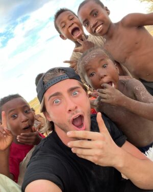 Dylan Thiry Instagram - Avec mes gars, nous on est ensemble ça bouge pas 👊🏾😍 @pournosenfants.ong merci beaucoup
