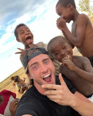 Dylan Thiry Instagram - Avec mes gars, nous on est ensemble ça bouge pas 👊🏾😍 @pournosenfants.ong merci beaucoup