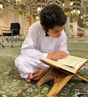 Dylan Thiry Instagram - Aujourd’hui journée lecture de Coran avec mes 3 petits frères à la mosquée de Médine 🕌🤲🏼🤍
