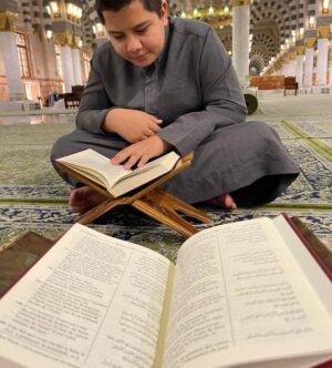 Dylan Thiry Instagram - Aujourd’hui journée lecture de Coran avec mes 3 petits frères à la mosquée de Médine 🕌🤲🏼🤍
