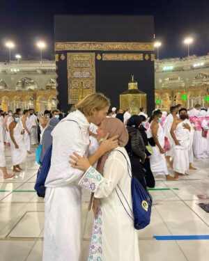 Dylan Thiry Instagram - Quoi de mieux comme photo pour vous souhaiter un bon ramadan, une photo avec celle qui m’a mise au monde et qui m’a appris l’islam. 🧕🏼

Je te dois ma vie et une reconnaissance ultime de m’avoir ouvert les yeux sur cette belle religion qui est l’islam. 

Je vous souhaite à tous et à toutes un bon ramadan. 

N’oubliez pas la chance que nous avons de faire le ramadan cette année. Beaucoup sont partis les années précédentes malheureusement. 

Prenez soin de vos mamans de vos familles et surtout n’oubliez pas que c’est peut-être notre dernier ramadan. Qu’Allah nous guide et nous pardonne de nos péchés Insh’Allah 🤲🏽