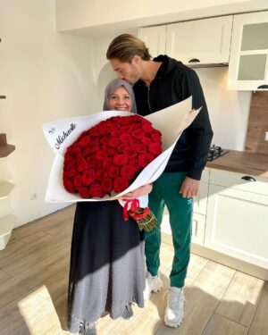 Dylan Thiry Instagram - 47 ans joyeux anniversaire Maman même si pour moi ton anniversaire, c’est tout les jours que Dieu nous offre ! 
Tu demeures la seule reine de mon cœur ❤️ 
N’oubliez jamais que le paradis se trouve sous les pieds de vos mères ! 

Tu m’as donné vie et c’est à mon tour d’accompagner la tienne.
N’oublie pas, je suis ton guerrier, ton soldat ! Tu t’es battue pour en arriver là… Aujourd’hui, c’est à mon tour de me battre pour que tu n’aies plus à le faire. Il est temps que tu te reposes et que je prenne le relais. 
Je t’aime maman et cela jusqu’à mon dernier souffle.

Je t’aime ! ❤️