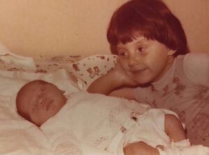 Edgar Ramírez Instagram - 🇪🇸Aún hoy me mira con esos ojos llenos de amor. Te amo con todo mi corazón Nathalie, • Y para aquellos que están alejados de sus hermanos, si existe la más mínima posibilidad de arreglar las cosas...por favor inténtenlo 🙏🏽 
#dianacionaldeloshermanos • 🇺🇸 Still today she looks at me with those loving, caring eyes. I love you Nathalie  with all my heart • And to those who are estranged from their siblings , if there’s the slightest possibility to patch things up...please try 🙏🏽 #nationalsiblingday