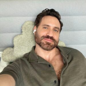 Edgar Ramírez Instagram - As I battle a brutal jet lag on set here in Spain, I want to thank you again for the overwhelming support you're giving #FloridaMan on @netflix around the world!  We are so happy and so grateful! Thank you! What’s your favorite episode? •🇪🇸 ¡Mientras lucho contra un brutal desfase horario en el set aquí en España, quiero agradecerles una vez más por el apoyo abrumador que le están dando a #FloridaMan en @netflix en todo el mundo! ¡Estamos tan felices y tan agradecidos! ¡Gracias! ¿Cuál es tu episodio favorito?