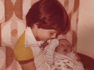Edgar Ramírez Instagram - 🇪🇸Aún hoy me mira con esos ojos llenos de amor. Te amo con todo mi corazón Nathalie, • Y para aquellos que están alejados de sus hermanos, si existe la más mínima posibilidad de arreglar las cosas...por favor inténtenlo 🙏🏽 
#dianacionaldeloshermanos • 🇺🇸 Still today she looks at me with those loving, caring eyes. I love you Nathalie  with all my heart • And to those who are estranged from their siblings , if there’s the slightest possibility to patch things up...please try 🙏🏽 #nationalsiblingday