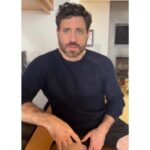 Edgar Ramírez Instagram - No, it did not bite my…nevermind. Thanks for asking. Have you watched Florida Man yet? @netflix • 🇪🇸 No, no me mordió el…no importa. Gracias por preguntar 🥴🦈. Ya vieron #ElHombreDeFlorida por @netflixlat ?